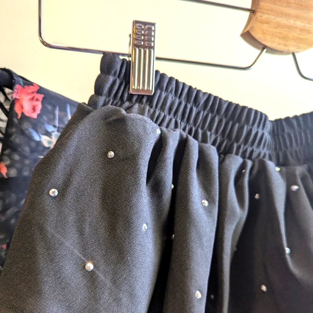 ๐ Couture ๐ black floral blouse and black ruffled mini skirt set - Picture 9 of 16